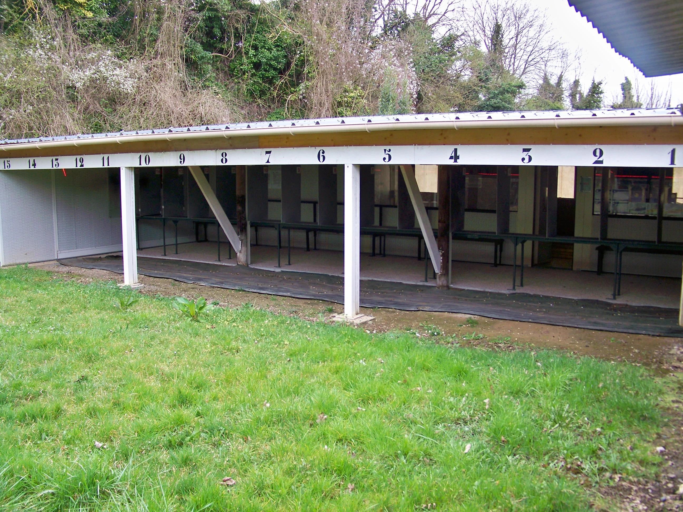 stand de tir 25 mètres du club l'Escoppette Picarde - photo des postes